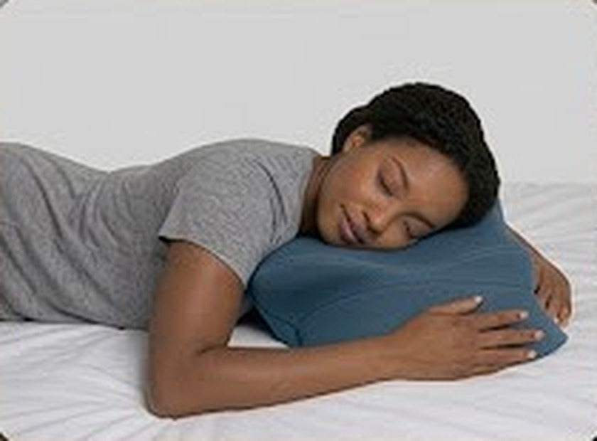 Dormeuse sur le ventre avec le coussin SOVYA